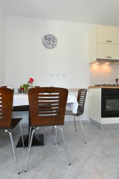 5885
